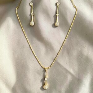 Vintage Gold Tone Rhinestone Necklace & Earrings Set